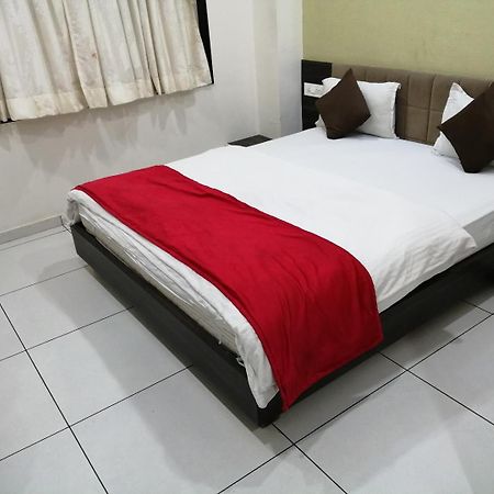 Hotel Best Velly Гандинагар Екстериор снимка